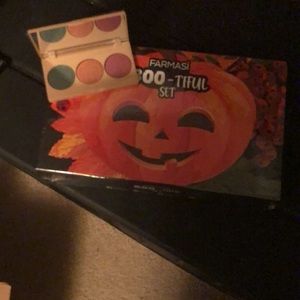 Boo-tiful eyeshadow palette. Never opened Boo-tiful set. Selling together